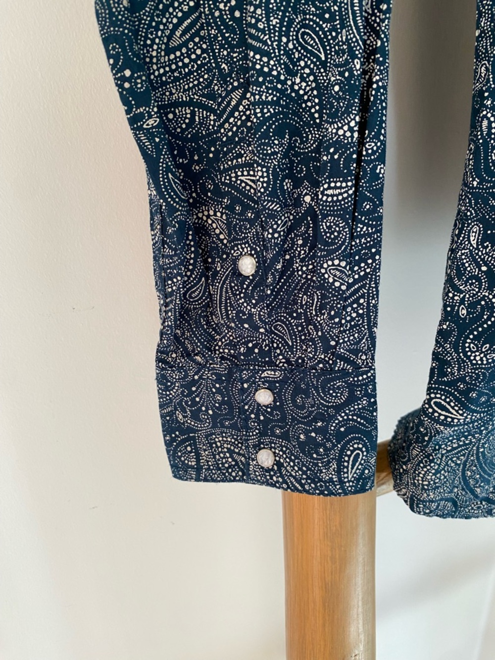 Ariat Paisley Pearl Snap Western Shirt
Long Sleeve Womens Sz M Blue Cowgirl - Picture 5 of 7